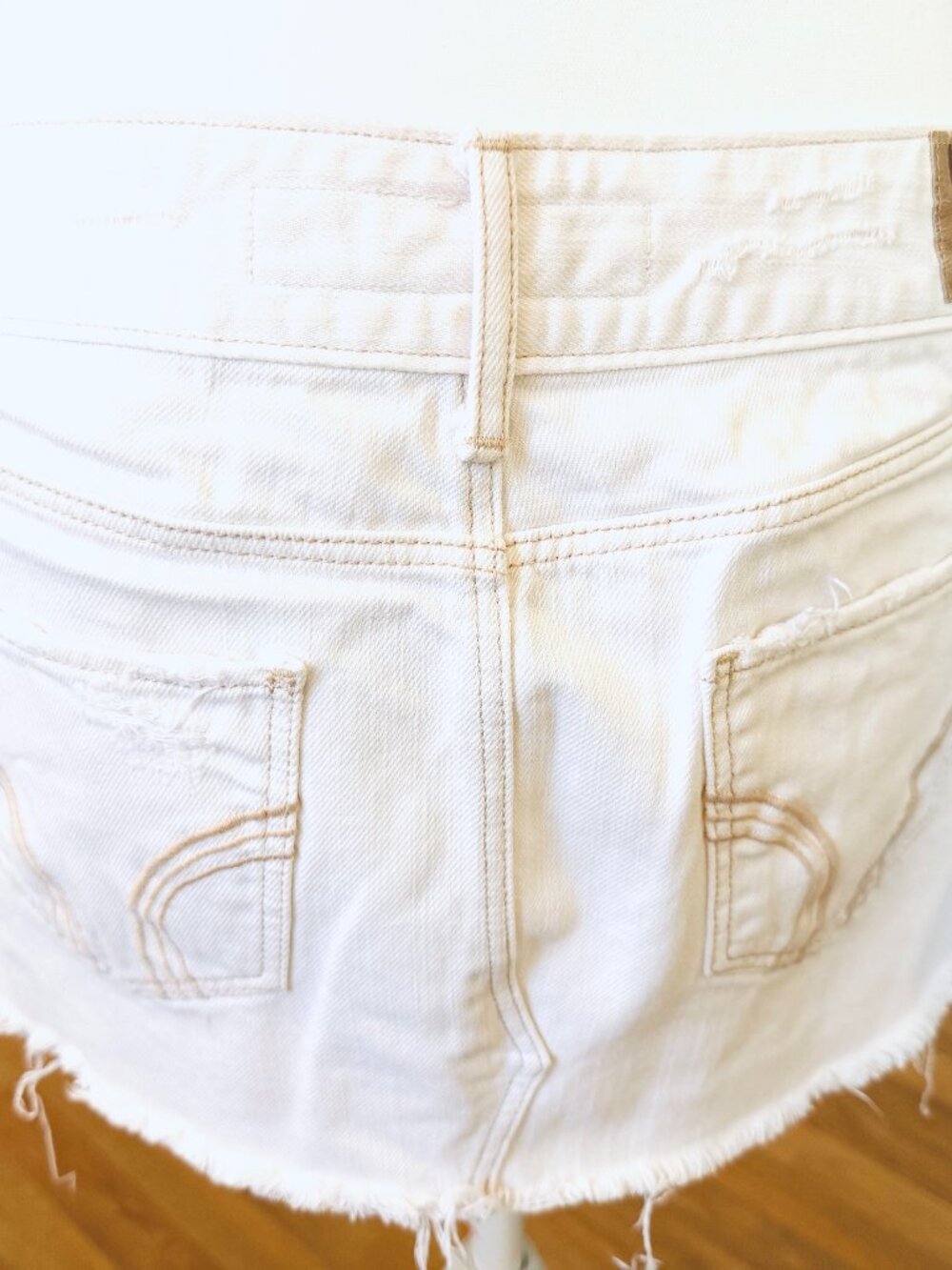 A chic off-white canvas tone low-rise denim Abercrombie & Fitch white mini skirt - Picture 3 of 5